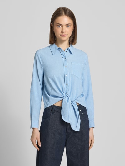 Frauenmodel trägt Regular Fit Hemdbluse mit Viskose-Anteil Modell 'LECEY' von Only, Optik:Allover-Muster, Hemdkragen, Langarm, Manschette, einreihige Knopfleiste, Knotendetail, Ganzkörperansicht von vorne.