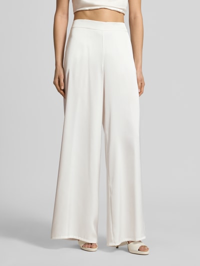 Frauenmodel trägt Stoffhose mit elastischem Bund von V by Vera Mont aus cremefarbenem Satin, weites Bein, Relaxed Fit, Nahaufnahme Oberkörper.