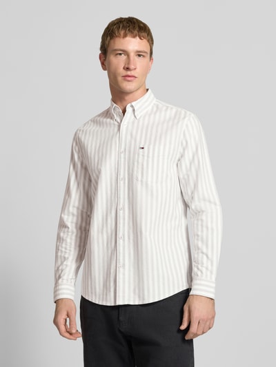 Männermodel trägt Regular Fit Freizeithemd aus reiner Baumwolle von Tommy Jeans, Optik: Allover-Muster, Nahaufnahme Oberkörper.
