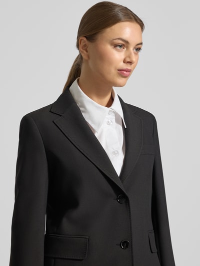 Frauenmodel trägt Slim Fit Blazer mit Viskose-Anteil von Weekend Max Mara, Optik: Unifarben, Reverskragen, 2-Knopf-Verschluss, Langarm, Pattentaschen, Label-Stitching-Applikation, Nahaufnahme Oberkörper.