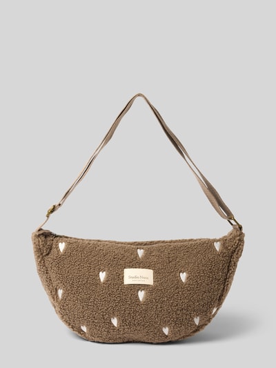 Produktfoto, Shoulder Bag mit Logo-Patch von Studio Noos, brązowa torba na ramię z wyhaftowanym motywem na całej powierzchni, Główna przegroda z zamkiem błyskawicznym, regulowany pasek na ramię, naszywka z logo, Szerokość w rozmiarze 1: 40 cm, Długość w rozmiarze 1: 22 cm, Głębokość w rozmiarze 1: 15 cm, długość paska na ramię w rozmiarze 1: 65 cm