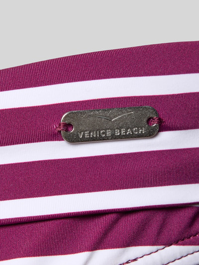 Produktfoto, Bikini-Slip mit Umschlag Modell 'Tadu' von VENICE BEACH mit lila-weißen Streifen, Material-Mix, Label-Detail, Detailaufnahme