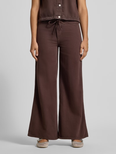 Frauenmodel trägt Wide & Loose Fit Jeans aus Baumwoll-Lyocell-Mix von Marc O'Polo in Dunkelbraun mit weitem Bein, Nahaufnahme Unterkörper, Damen Wide & Loose Fit Jeans von Marc O'Polo DENIM.