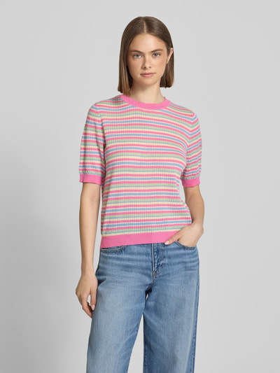 Frauenmodel trägt Slim Fit T-Shirt aus reiner Bio-Baumwolle Modell 'DIANA' von Pieces, gestreift, bunt, Rundhals, Strick, Nahaufnahme Oberkörper.