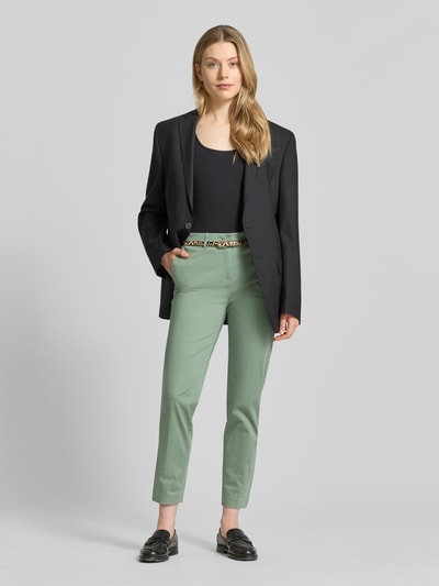 Kobiece modelka nosi Slim Fit Hose in verkürzter Passform mit Gürtel von Christian Berg Woman, mieszanka bawełny i wiskozy, krój slim fit, skrócony, pasek damski, szerokość w rozmiarze 36: 39 cm, długość wewnętrzna nogawki 72 cm, widok całej sylwetki z przodu