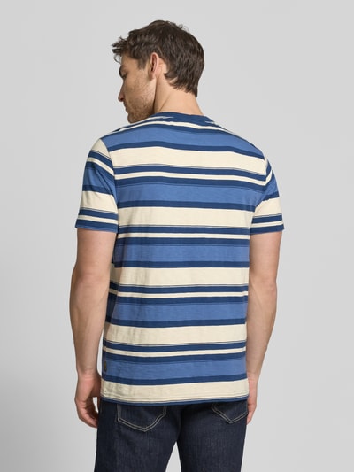 Männermodel trägt T-Shirt mit Rundhalsausschnitt und Label-Stitching von PME Legend aus Reine Baumwolle mit Streifenmuster in Blau und Beige, Regular-Fit, Rückenlänge bei Größe M: 74 cm, Ganzkörperansicht Rückansicht.