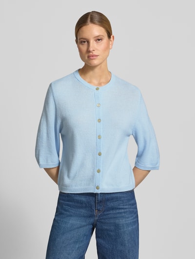 Kobiece model nosi Regular Fit kardigan rozpinany z alpaka-aniel s.Oliver RED LABEL, efekt: jednolity kolor, drobny splot, krój regular fit, listwa guzikowa, okrągły dekolt, rękaw o dł. 1/2, prążkowane zakończenia, drobny splot, całkowity widok z przodu.