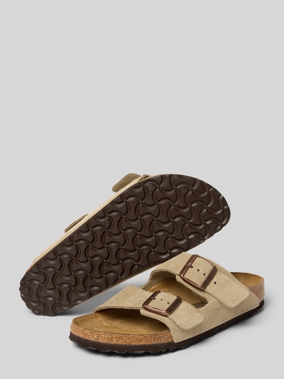 Produktfoto, Slipper mit offener Ferse Modell 'Arizona' von Birkenstock in beige mit zwei Riemen, Logo-Detail, abgerundete Passform, 3 cm Absatzhöhe, strukturierte braune Laufsohle