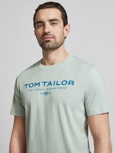 Männermodel trägt Regular Fit T-Shirt aus reiner Baumwolle von Tom Tailor, Optik: Unifarben, Label-Print, Rundhals, Nahaufnahme Oberkörper.