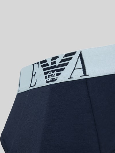 Produktfoto, Slip mit elastischem Logo-Bund im 3er-Pack von Emporio Armani, dunkelblauer Baumwoll-Elasthan-Mix, körpernaher Schnitt, Detailaufnahme.
