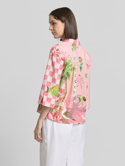 Frauenmodel trägt Bluse aus Viskose-Mix mit Knopfleiste Modell 'Crazy Shirt' von Smith and Soul, Loose-Fit, bunte Muster, 3/4-Arm, Rückenlänge 64 cm, Ärmellänge 44 cm, Hemdblusenkragen, Ganzkörperansicht Rückansicht.