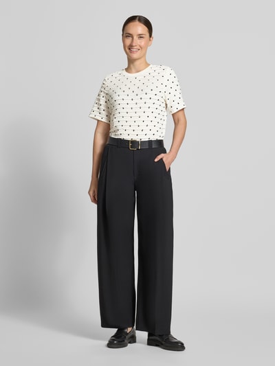 Modelka nosi Boxy Fit T-Shirt mit Allover-Muster von Jake*s Casual, wzór na całej powierzchni, jasne i ciemne kolory, pełen widok z przodu.