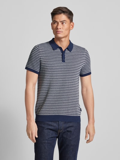 Michael Kors Koszulka polo kroju regular fit z fakturowanym wzorem model ‘TUCK STRIPE’ Granatowy 4