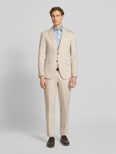 Männermodel trägt Slim Fit Business-Hemd mit Kentkragen von OLYMP Level Five in Hellblau, Baumwoll-Elasthan-Mix, Ganzkörperansicht von vorne.