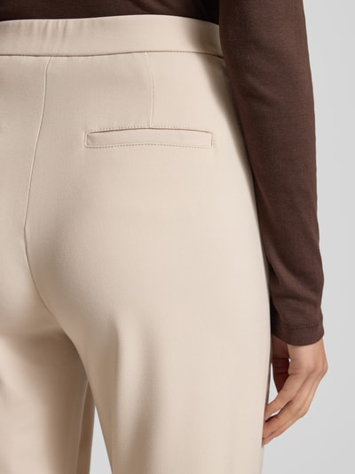 Vrouwenmodel draagt Wide Leg Stoffhose met elastischem Bund Modell 'PALINA' van Raffaello Rossi, crêpe-structuur, beige kleur, detailopname heup.