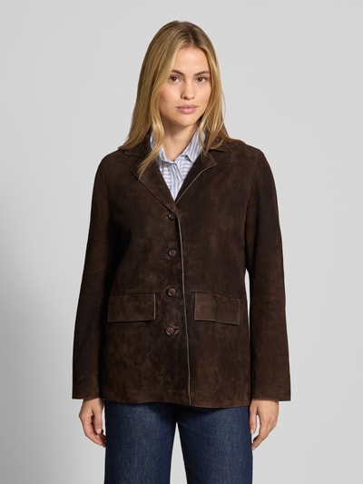 Frauenmodel trägt Regular Fit Jacke in Leder-Optik von Stefanel in Dunkelbraun mit Reverskragen und Pattentaschen, Ganzkörperansicht von vorne. Rückenlänge 70 cm, Schulterbreite 40 cm, Brustweite 50 cm, Ärmellänge 62 cm.