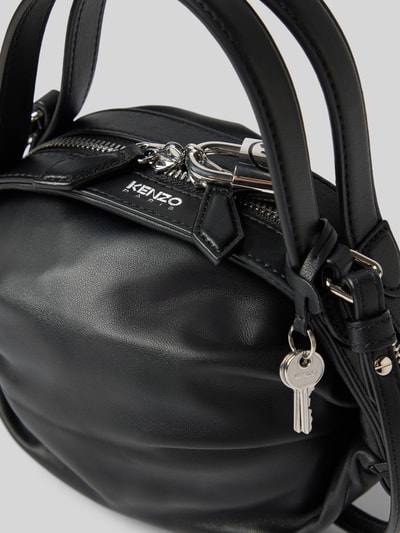 Produktfoto, Crossbody Bag mit Logo-Detail von Kenzo in Schwarz, glatte Textur, Reißverschluss, schmale Riemen, Logo-Prägung, Raffungen