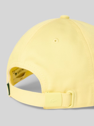 Produktfoto, Basecap aus reiner Baumwolle von Lacoste in Hellgelb, feine Webstruktur, unifarben, Label Patch, Schnallenverschluss, Detailansicht Rückansicht