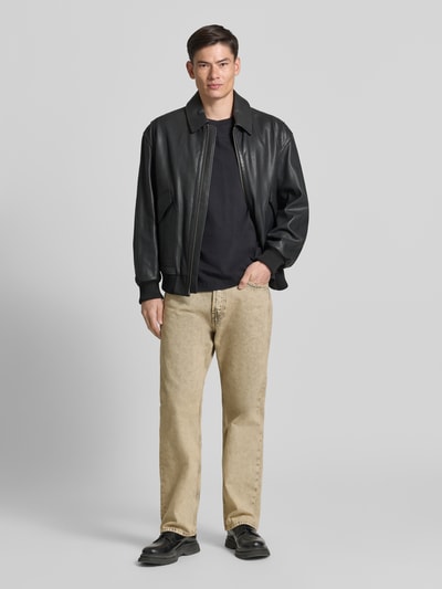 Męski model nosi Regular Fit Jeans im 5-Pocket-Design Modell 'Type 2' od Wood Wood, beżowy, elastyczna bawełniana tkanina, szerokość w rozmiarze 32/32: 45 cm, długość nogawki od wewnątrz w rozmiarze 32/32: 78 cm, widok całej sylwetki z przodu.