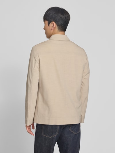 Männermodel trägt Jacke mit Zweiwege-Reißverschluss und Eingrifftaschen von CG - Club of Gents in Beige, materialmix, Rückenansicht, Ganzkörperansicht Rückansicht.