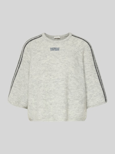 Produktfoto, Cropped Strickpullover mit gerippten Abschlüssen Modell 'VITOW' van American Vintage, gemêleerd grijs, wol-alpaca-mix, ronde hals, label-stitching, losse fit, stretch, geribbelde randen