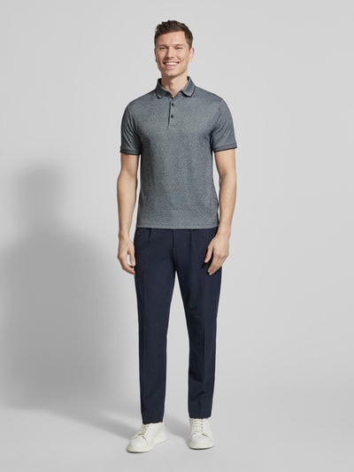 Männermodel trägt Slim Fit Poloshirt mit Label-Detail von HECHTER PARIS in Blau, Baumwollmischung, Ganzkörperansicht von vorne.