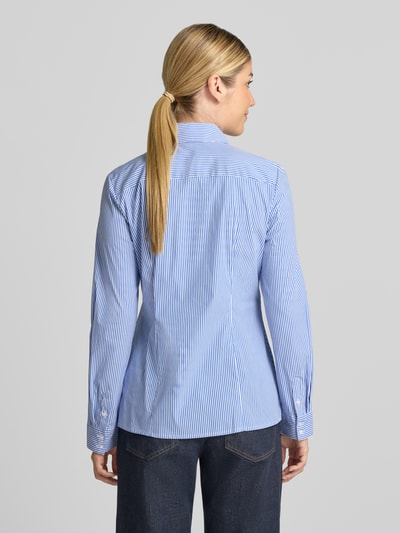 Frauenmodel trägt Hemdbluse aus Baumwoll-Mix von Christian Berg Woman, blaue und weiße Streifen, taillierte Passform, Ganzkörperansicht Rückansicht.