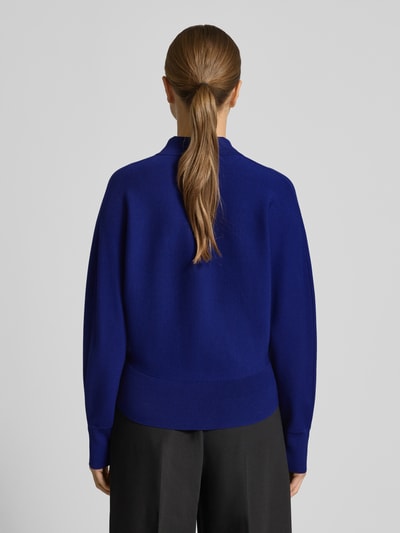 Vrouwenmodel draagt Regular Fit Pullover uit viscosemix model 'Tineki' van Someday in blauw met schipperskraag en tricotlook, ruglengte 56 cm, elastische boorden, regular fit, model 'Tineki', maat 36, geheellichaamsaanzicht achteraan.