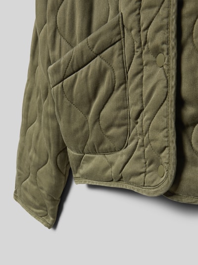 Produktfoto, Regular Fit Jacke aus reinem Lyocell Modell 'Paris' von Mango in Khaki mit aufgesetzter Tasche und Knopfverschluss, Detailaufnahme. Rückenlänge 44 cm, Schulterbreite 39 cm, Ärmellänge 45 cm.
