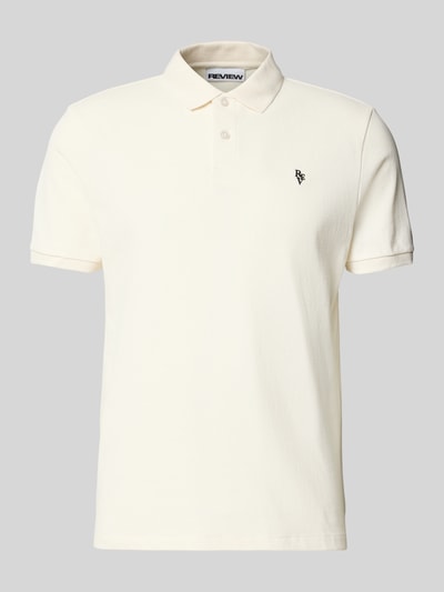 Produktfoto, Modern Fit Poloshirt mit Logo-Stitching von REVIEW, Farbe Creme, Baumwoll-Mix, Polokragen, kurze Knopfleiste, Rückenlänge 65 cm bei Größe M