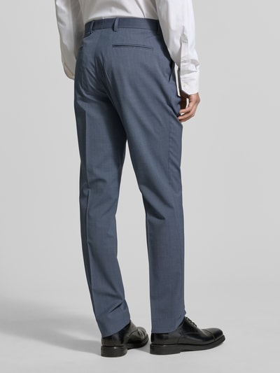 Männermodel trägt Regular Fit Anzughose mit Schurwoll-Anteil Modell 'LEON' von BOSS mit feinem Strukturmuster, Optik:Allover-Muster, Ganzkörperansicht Rückansicht.