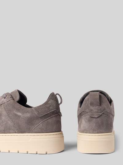 Produktfoto, Sneaker aus echtem Leder Modell 'Moose' von Antony Morato in taupe, geprofileerde zool, vetersluiting, heren pasvorm, hakhoogte maat 44 4 cm, schachthoogte 9 cm, schachtbreedte 8 cm, glad leer, afgeronde vormen, suède textuur