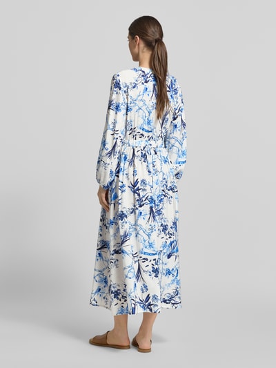 Frauenmodel trägt Midikleid aus Viskose-Mix im Allover-Look von ROBE LÉGÈRE in Weiß und Blau, A-Linie, Ganzkörperansicht Rückansicht.