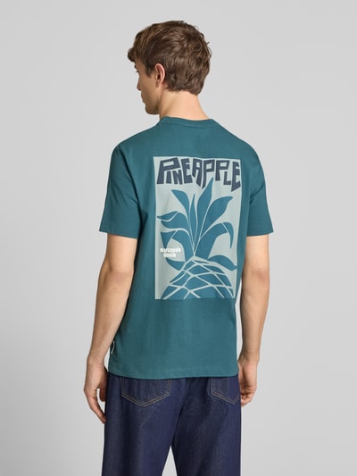 Männermodel trägt Relaxed Fit Oversized Shirt aus reiner Baumwolle von Marc O'Polo Denim, Optik: Unifarben, Passform: Relaxed-Fit, Label-Print, Rundhals, Ärmelform: Kurzarm, Materialverarbeitung: Jersey, Ganzkörperansicht Rückansicht.