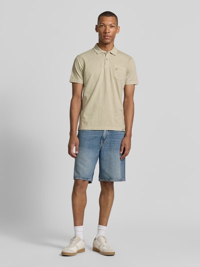 Männermodel trägt Regular Fit Poloshirt mit Brusttasche von Lerros in Beige, Reine Baumwolle, Polokragen, kurze Knopfleiste, Logo-Stitching, Rückenlänge bei Größe M 66 cm, Ganzkörperansicht von vorne.