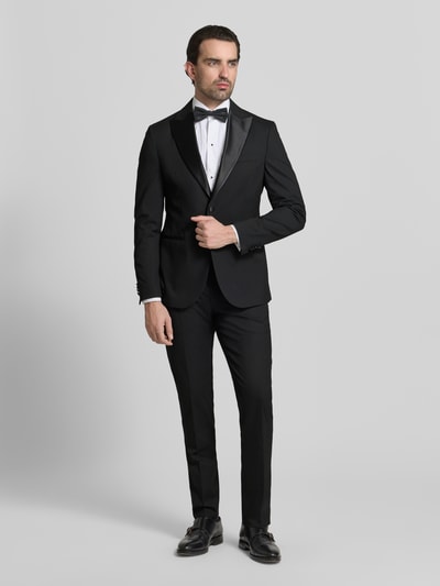 Männermodel trägt Slim Fit Anzughose mit Gesäßtaschen von MCNEAL in Schwarz, Material-Mix mit Viskose, Ganzkörperansicht von vorne