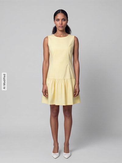 Frauenmodel trägt Cocktailkleid mit Rundhalsausschnitt von Jake*s Cocktail, gelb, A-Linie, Baumwoll-Mix mit Stretch, Ganzkörperansicht von vorne.