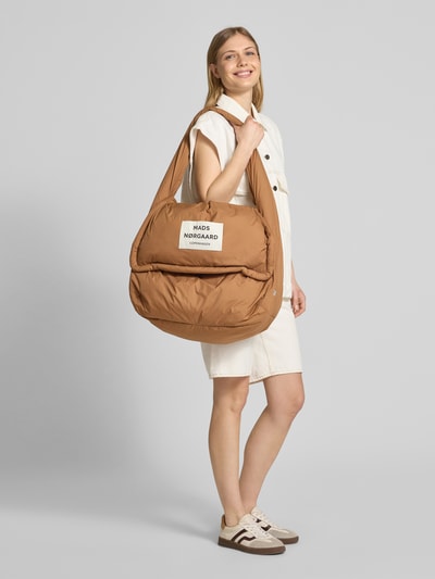 MADS NØRGAARD Handtasche mit Label-Patch und Tragegriff Camel 1