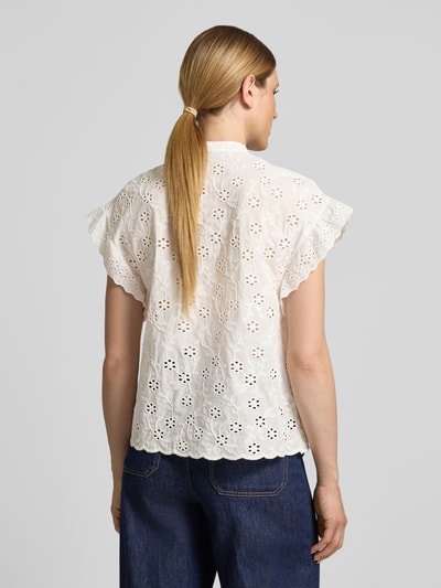 Frauenmodel trägt Regular Fit Bluse aus reiner Baumwolle Modell 'JELLABA' von Essentiel Antwerp, weiße Lochstickerei, Ganzkörperansicht Rückansicht. Damen Kurzarmbluse.