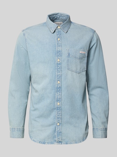Produktfoto, lichtblauw Regular Fit jeanshemd uit puur katoen met kentkraag, doorlopende knoopsluiting, borstzak en labelpatch. Regular Fit Jeanshemd aus reine Baumwolle van Calvin Klein Jeans, denimlook, vierkant.