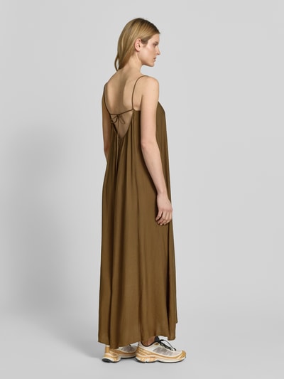 Frauenmodel trägt Maxikleid mit Spaghettiträgern und Karree-Ausschnitt von Style Icon Collection in Braun, lockerem Schnitt, Rückseite mit Schlüsselloch-Ausschnitt und Bindung, fließende Textur, Ganzkörperansicht Rückansicht. Kontext: Damen Maxikleid, Brustweite bei Größe 36: 27 cm.