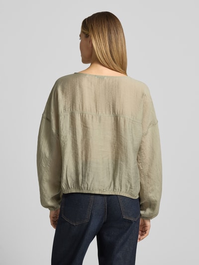 Frauenmodel trägt Bluse mit überschnittenen Schultern Modell 'Filla' von OPUS aus Lyocell-Mix in hellem Beige, lockere Textur, Loose Fit, Ganzkörperansicht Rückansicht.