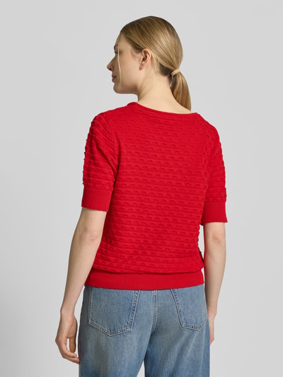 Frauenmodel trägt Strickpullover mit 1/2-Arm Modell 'Dodo' von FREE/QUENT in Rot mit Strukturmuster, reine Baumwolle, Rückansicht Ganzkörperansicht.