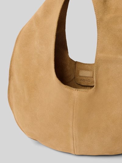 Produktfoto, Hobo Bag aus echtem Leder Modell 'Sack Bag' von MANGO in beige, weiche Veloursleder-Textur, Label-Patch sichtbar, Detailaufnahme. Kontext: Offenes Hauptfach, kurzer Schulterriemen, Maße 31x20x7 cm, Schulterriemen 44 cm.