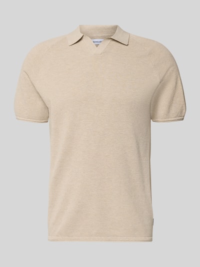 Produktfoto, Regular Fit Poloshirt mit Strukturmuster Modell 'HILL' von Jack & Jones aus reiner Baumwolle, V-Ausschnitt, beige Farbe, feine Struktur, Rückenlänge 66 cm bei Größe M.