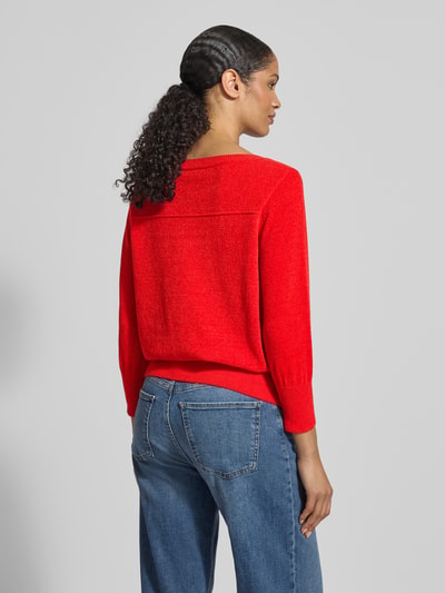 Frauenmodel trägt Strickpullover aus Sommerchenille mit 3/4-Arm von monari in Rot, Regular Fit, Baumwoll-Mix, Ganzkörperansicht Rückansicht.