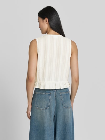 Frauenmodel trägt Blusentop mit Knopfleiste und Häkelspitze von Jake*s Casual in Creme, Reine Baumwolle, Regular-Fit, Rückenlänge 46 cm, Ganzkörperansicht Rückansicht.