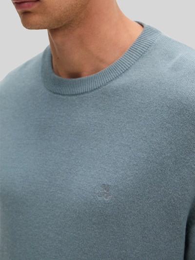 Männermodel trägt Regular Fit Pullover aus Baumwoll-Mix mit Schurwoll-Anteil von Marc O'Polo in Hellblau, Nahaufnahme Oberkörper, Herren Pullover von Marc O'Polo