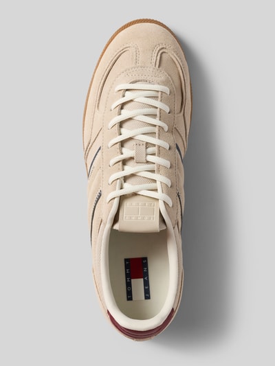 Produktfoto, Low Top Sneaker aus echtem Leder von Tommy Jeans, efekt: jednolity kolor, zaokrąglony nosek, płaska podeszwa, naszywka z logo, detal w kontrastowym kolorze, wiązanie, podeszwa z fakturą, welur, naturalna skóra.