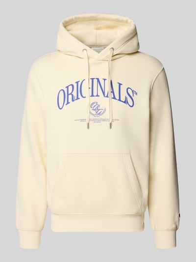 Produktfoto, Relaxed Fit Hoodie aus Baumwoll-Mix Modell 'FREDERIKSBERG' von JACK & JONES in Creme mit blauem Motiv-Print und Känguru-Tasche.